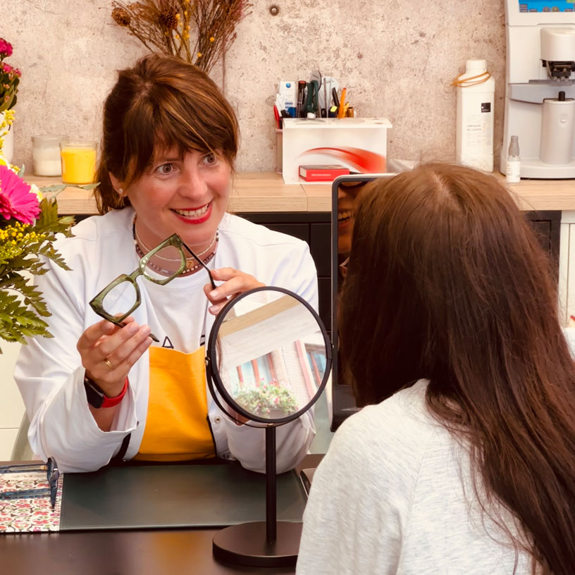 asesoramiento estetico en eleccion de gafas en gijon